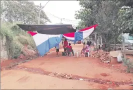  ??  ?? Ayer a la mañana, cuatro personas estaban bajo la carpa que colocaron hace un par de semanas sobre Lombardo.