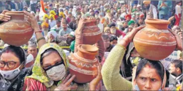  ?? SAKIB ALI/HT PHOTO ?? Women from Shamli joining the protest, arriving with earthen pots of water at the protest site.