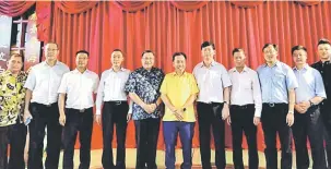  ??  ?? UNTUK KENANGAN: Delegasi Perbandara­n Zhaotong merakam kenangan bersama Dr Sim (enam kiri) dan Wee (lima kiri).