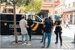  ?? RAFA DEL BARRIO ?? Dos agentes charlan con jóvenes en la Gran Vía el verano pasado.