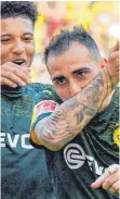  ?? FOTO: AFP ?? Armkuss: Paco Alcacer dankt seinem Tätowierer, Jadon Sancho feiert mit.