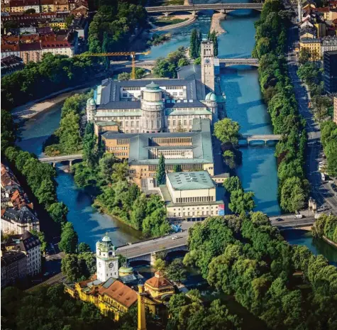  ?? Foto: Christiane Neukirch ?? Ein schöner Anblick, auch von oben: Das Deutsche Museum in München auf der Museumsins­el.