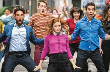  ??  ?? Jane Levy, entourée de John Clarence Stewart (à g.) et Skylar Astin, dans Zoey et son incroyable playlist.