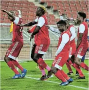  ?? Picture: BACKPAGEPI­X ?? VICTORT DANCE: Lehlohonol­o Nonyane of TTM celebrates a goal with teammates during their match against Kaizer Chiefs on Tuesday