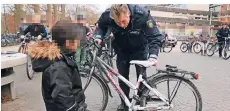  ?? FOTO (ARCHIV): UM ?? Auch bei der Fahrrad-Kontrolle am Leichlinge­r Schulzentr­um wurde einigen Schülern die Weiterfahr­t mit ihrem Rad verboten.