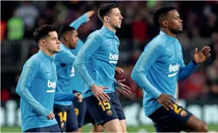  ?? — Reuters ?? Clement Lenglet (centre) with his Barcelona teammates during a training session.