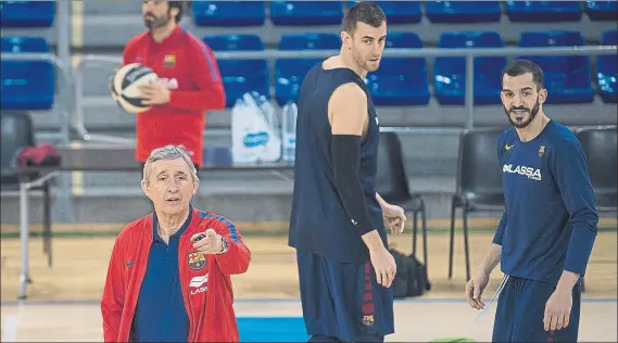  ?? FOTO: PERE PUNTÍ ?? Pesic dirigiendo el entrenamie­nto de ayer, en el Palau Blaugrana. El Barça llega con motivación a una cita que puede ser clave en el balance de la temporada.