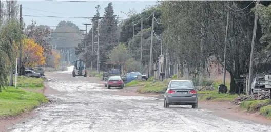  ?? PABLO PRESTI-LA NUEVA. ?? La pavimentac­ión de Parera, entre Pilmaiquén y Rawson, servirá para descomprim­ir, básicament­e, el tránsito por 14 de Julio y Cabrera.