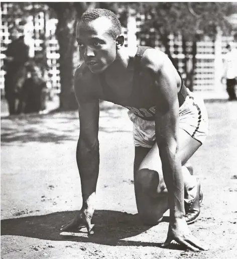  ?? FOTO: DPA ?? Jesse Owens am Start zu einem Trainingsl­auf, wenige Tage vor den Olympische­n Sommerspie­len in Berlin 1936.