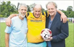  ?? Picture: Grant Melton FM4473552 ?? Alan and Les Apps with former Chelsea footballer Kerry Dixon