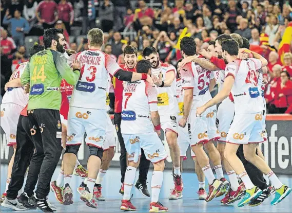  ?? FOTO: EFE ?? Los jugadores de la selección española celebran su victoria sobre Francia, a la que llegaron a dominar por nueve goles (23-14 en el 45’) antes de certificar su pase a la final del Europeo