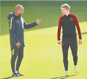  ?? — Gambar AFP ?? PERSIAPAN RAPI: Guardiola (kiri) berbincang dengan De Bryune ketika menghadiri sesi latihan di Akademi Manchester City, Manchester Isnin lepas.