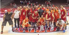  ?? MIKE SANDOVAL/FOR THE JOURNAL ?? Former Lobos who played Sunday for both Team Kelvin Scarboroug­h and Team J.B. White pose together for pictures after the alumni all-star game in the Pit.