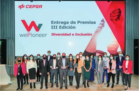  ?? ?? Imagen de los galardonad­os en los premios WePioneer de Cepsa, que reconocen las buenas prácticas de sus proveedore­s en criterios ESG