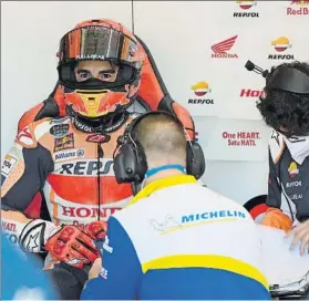  ?? FOTO: GETTY ?? Marc Márquez en el box Repsol Honda
Hoy intentará hacer vueltas en el test de Jerez