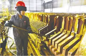  ??  ?? 工人在中国有色集团（广西）平桂飞碟股份有限公司­钛白粉厂污水处理车间­工作CFP图