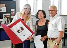  ?? Foto: Handerer ?? Die Vorsitzend­en des Fördervere­ins Musikschul­e, Ursula Seitz und Hans Christian Niemetz, überreicht­en die Urkunde an Ehrenmitgl­ied Diana Damrau.