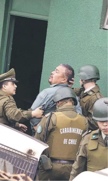  ??  ?? ► Ayer, Héctor Llaitul ingresando al cuartel de Carabinero­s.