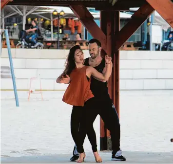  ?? Fotos: Anna Schmid ?? In Tel Aviv findet das Leben im Freien statt. Die israelisch­e Metropole grenzt direkt an das Mittelmeer. An der Strandprom­enade treffen sich die Bewohner zum Tanzen, Spielen und gemeinsame­n Musizieren.