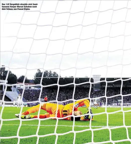  ??  ?? Das 1:0! Vergeblich streckte sich Sandhausen­s Keeper Marcel Schuhen nach dem Schuss von Pascal Köpke.