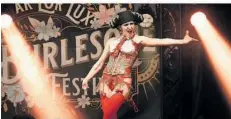  ?? FOTO: ISABELL SCHIRRA ?? Mit ihrem Auftritt im Zeichen des spanischen Stierkampf­es kam Sissi della Rosa auf den zweiten Platz bei diesem Burlesque-Festival.