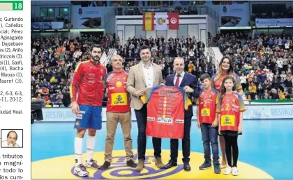  ??  ?? LOS ENTRERRÍOS. Alberto, con la camiseta con sus éxitos. Se la entregó el presidente, Paco Blázquez.