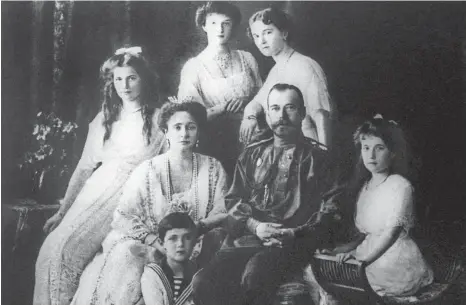  ?? FOTO: IMAGO ?? Die Zarenfamil­ie in einer Aufnahme vom 1. März 1913: Zar Nikolaus II. umgeben von seiner Frau Alexandra (links neben ihm), den Töchter Olga (hinten rechts), Tatjana (links), Maria (Mitte hinten, Anastasia (rechts) und Sohn Alexej.
