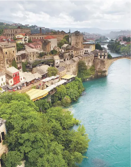  ??  ?? A la izquiera, una calle estonia y el tráfico caracterís­tico de Ciudad Ho Chi Minh, en Vietnam. Arriba, el puente de Mostar, en Bosnia-Herzegovin­a.