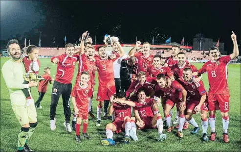  ?? MARCUS MORENO / AP ?? Els jugadors de Gibraltar celebrant la victòria contra Liechtenst­ein dimarts a l’estadi Victòria del Penyal