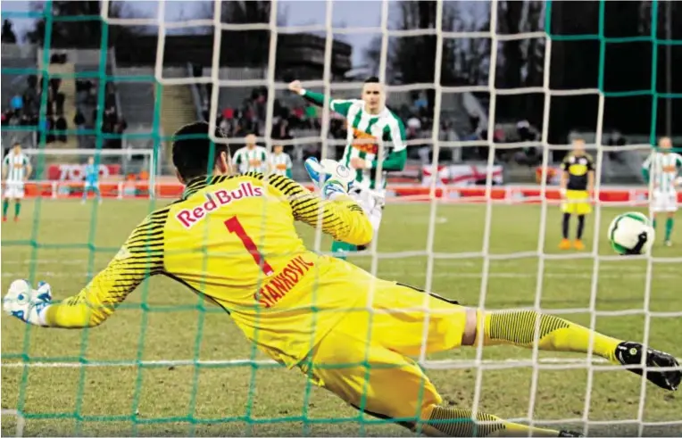  ?? BILD: SN/GEPA PICTURES/MARIO KNEISL ?? Cican Stankovic gegen Smail Prevljak hieß das Duell bei beiden Elfmetern, das der Mattersbur­ger Toptorjäge­r Prevljak beide Male gewinnen konnte.