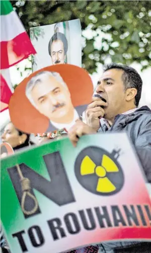  ?? BILD: SN/EPA/MAJA HITI ?? Exiliraner demonstrie­ren: Keine Atomwaffen für den Iran!
