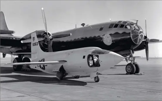  ?? NASA ?? Le deuxième Bell X-1 en 1948, trappe d’accès ouverte, devant son avion porteur, un Boeing B-29 “Stratofort­ress”.