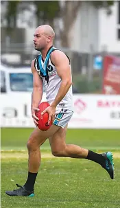  ?? ?? Power player Fergus O’Connor looks to the Wonthaggi forwards against Warragul.