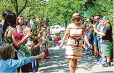  ?? Foto: Maximilian Gschwilm ?? Zum Abschied standen Kinder, Eltern, Kollegen und Weggefährt­en für die Kindergar tenleiteri­n Barbara Proske Spalier.