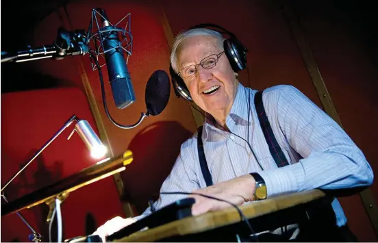  ?? Arkivbild: Claudio Bresciani ?? Bengt Feldreich 2008. Varje år återkom han till SVT:s inspelning­sstudio för att läsa in nya påannonser för Disneys julfilmer.
