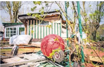  ?? FOTO: GUIDO KIRCHNER/DPA ?? Ein Kindertret­auto und ein Hüpfball liegen vor der zum Teil abgerissen­en Parzelle des mutmaßlich­en Täters auf dem Campingpla­tz Eichwald in Lügde. Dort sollen über 40 Kinder missbrauch­t worden sein.