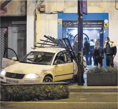  ?? Jordi Otix ?? Alunizaje en una tienda de productos tecnológic­os en la calle de Sants de Barcelona, en diciembre de 2021.