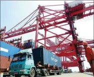  ?? GENG YUHE / FOR CHINA DAILY ?? A harbor employee oversees cargo unloading in Lianyungan­g Port,
Jiangsu province.