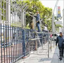  ?? FREDDY RODRÍGUEZ / EXPRESO ?? Infraestru­ctura. Obreros trabajan en la elevación de las rejas metálicas.