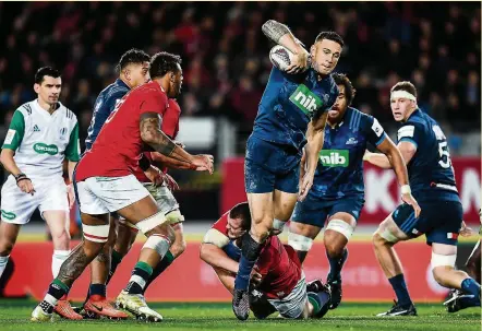  ?? Photo Icon Sport ?? Sonny Bill Willams a fait un vrai récital aux dépens des Lions Courtney Lawes et Robbie Henshaw. Perofeta, Luatua et Scrafton admirent ainsi que M. Gaüzère.