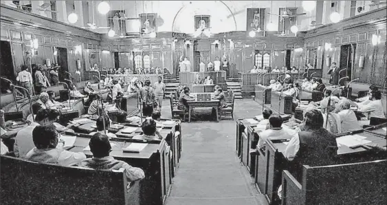  ?? HT ARCHIVES, HARISH KHURANA ?? Above: The Delhi legislativ­e assembly during a session in 1994.Left: Then Delhi lieutenant-governor PK Dave (left) and Madan Lal Khurana during the latter’s swearing-in as the first Delhi chief minister in 1993.