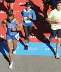  ?? JENNY HARTANTO FOR JAWA POS ?? DEBUT: Jenny Hartanto memasuki finish line Chicago Marathon.