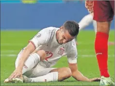  ??  ?? Sarabia se duele de una entrada en el primer tiempo ante Suiza.