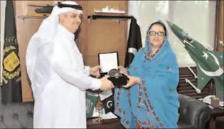  ?? RAWALPINDI
-APP ?? Ms. Zobaida Jalal, Federal Minister for Defence Production presenting a souvenir to Nawaf bin Saeed Al-Maliky, Ambassador of the Kingdom of Saudi Arabia to Pakistan.