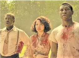  ??  ?? En la serie protagoniz­ada por Courtney B. Vance, Jonathan Majors y Jurnee Smollet, el horror de la discriminc­ión toma el cuerpo de un monstruo.