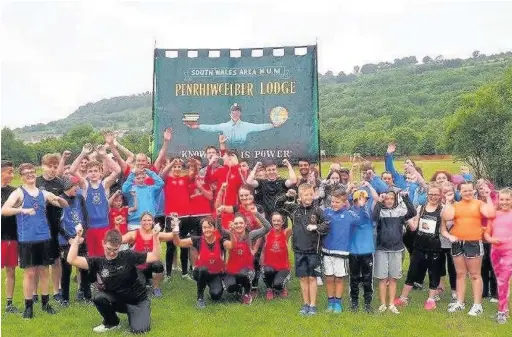  ?? MELISSA HAGGETT ?? Hundreds of people turned out for the first miners’ fun run in Penrhiwcei­ber