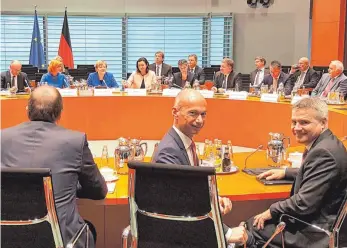  ?? FOTO: LANDRATSAM­T LINDAU ?? Mit anderen bayerische­n Landräten hat sich Lindaus Landrat Elmar Stegmann (vorne, Mitte) mit Bundeskanz­lerin Angela Merkel getroffen.
