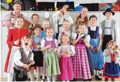  ?? Foto: Beate Bentele ?? Die Dießener Trachtenju­gend beim Huosigau Jugendsing­en mit Hannes Lehnert am Akkordeon: Bella, Johannes, Helena, Klara, Josef, Cosima, Max, Leon, Magdalena, Justus, Helena, Lia, Mia und Diana.