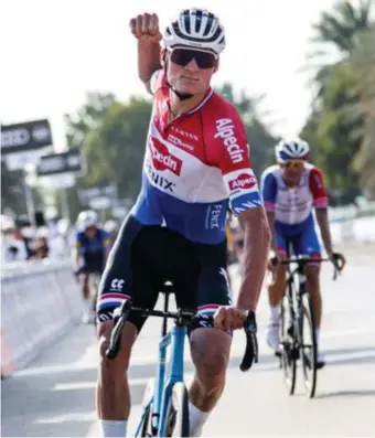  ?? FOTO AFP ?? Mathieu van der Poel won de eerste wegwedstri­jd waaraan hij deelnam in 2021. Zondag ook de tweede?