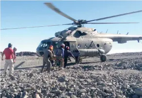  ??  ?? Elementos de la Marina, a bordo de un helicópter­o, colaboraro­n con el rescate de dos de los cinco montañista­s varados en el Pico de Orizaba.